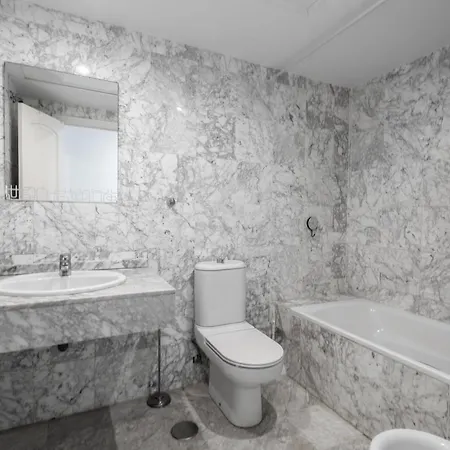 First Line In Puerto Banus 마르베야